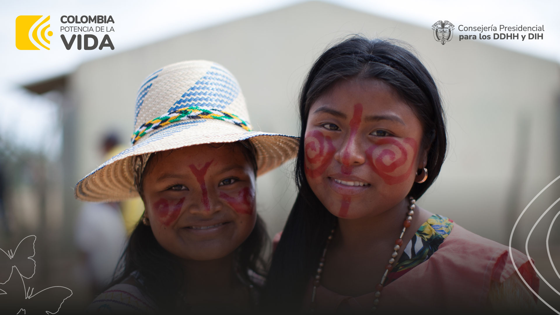 Jóvenes mujeres indígenas con la cara pintada de manera tradicional