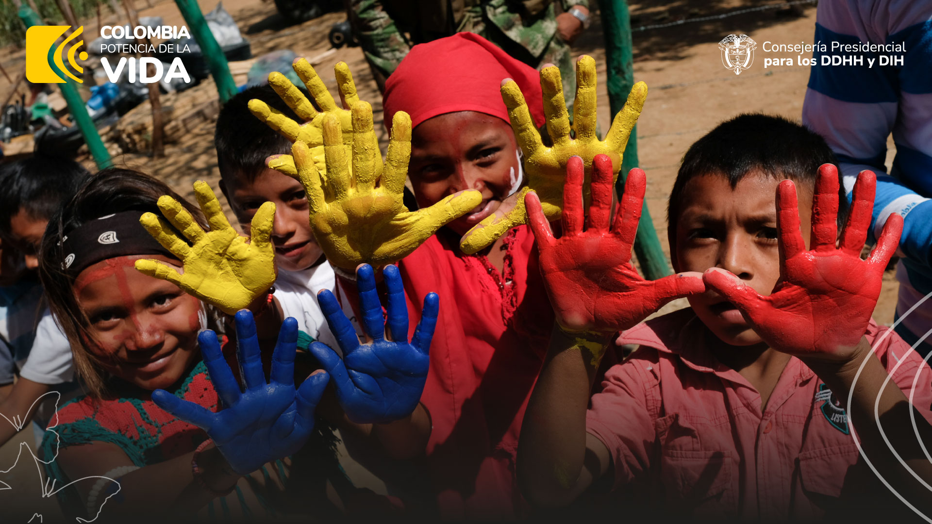 Niños con las manos pintadas